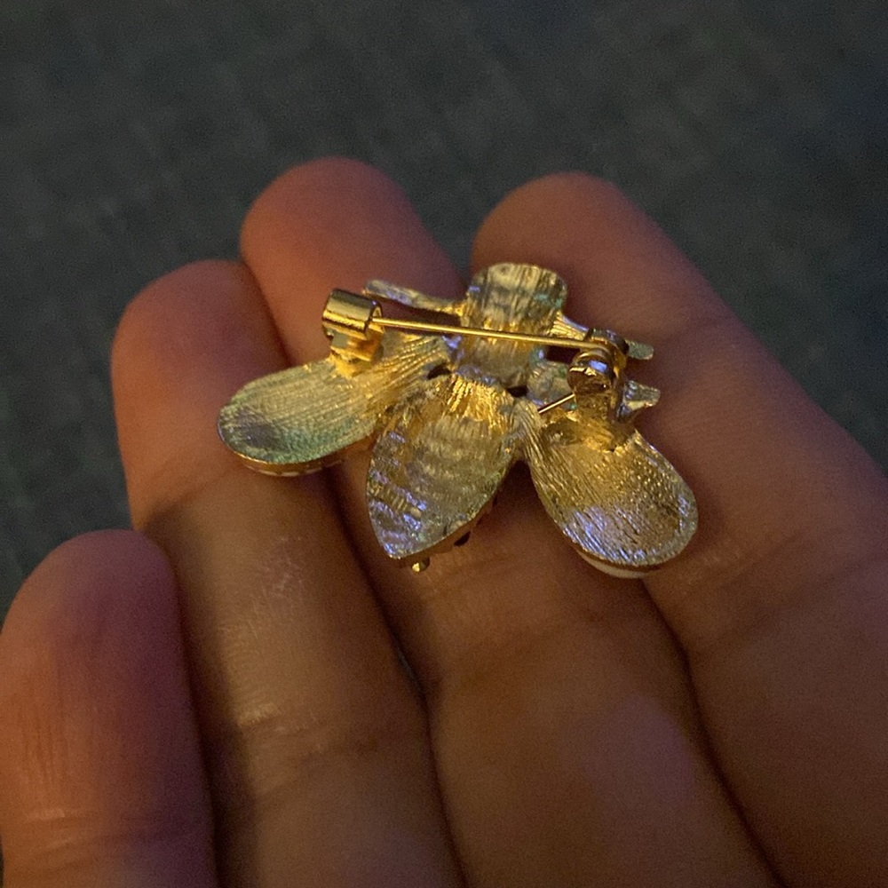NEW Rhinestone Bee Pin - Picture 3 of 3